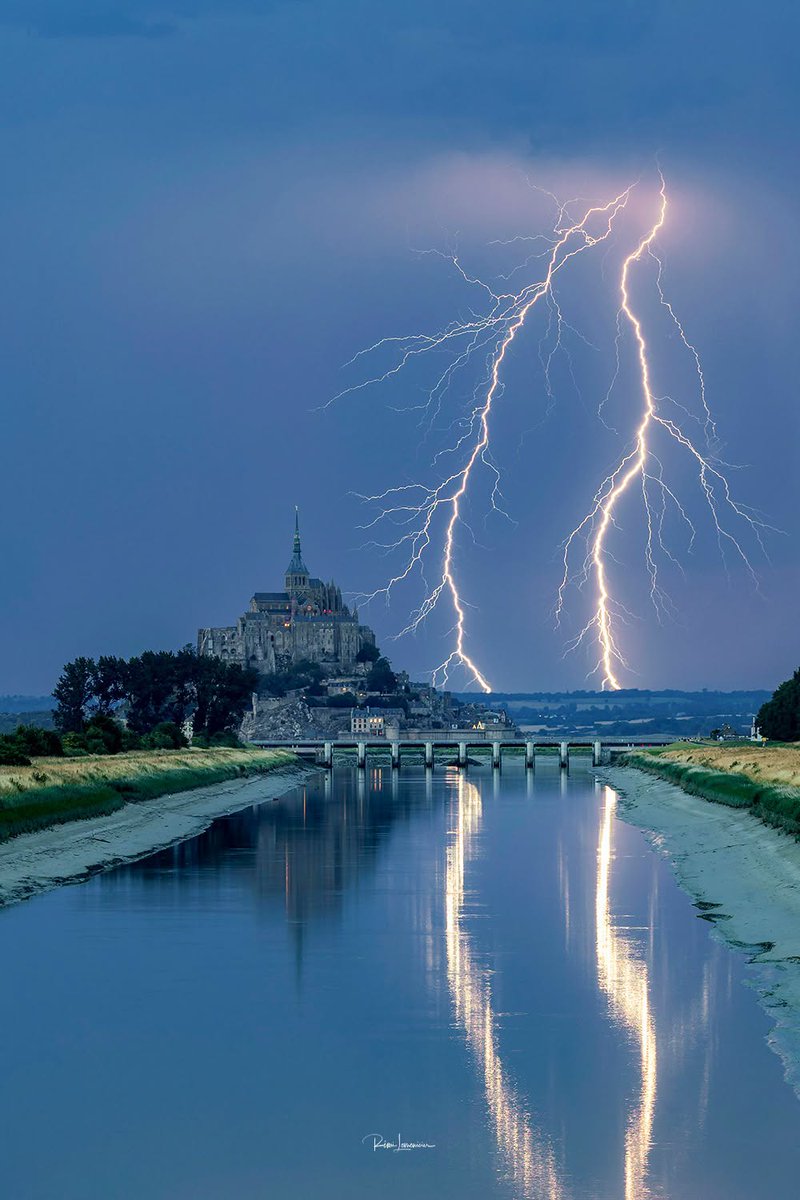Meteovilles's tweet photo. ⚡️⚡️Superbe image des #orages ayant concerné la baie du Mont Saint-Michel hier soir, capturée avec brio par Rémi Leminicier (https://t.co/anFGoQG5KK) https://t.co/SzOuqDjuiz