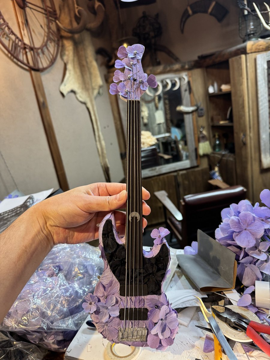 NAPITANAPITA's tweet photo. 先日、Ave Mujica さんのライブにご出演の岡田夢以様宛ての楽屋花を制作させて頂きました。
全長40cm弱のティモリスベースのミニチュア造形花を添えて。 https://t.co/FcVtbsFqyY