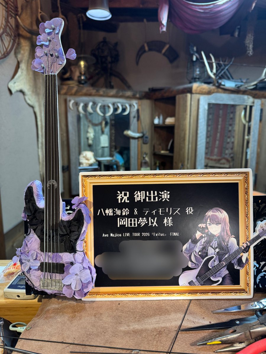 NAPITANAPITA's tweet photo. 先日、Ave Mujica さんのライブにご出演の岡田夢以様宛ての楽屋花を制作させて頂きました。
全長40cm弱のティモリスベースのミニチュア造形花を添えて。 https://t.co/FcVtbsFqyY