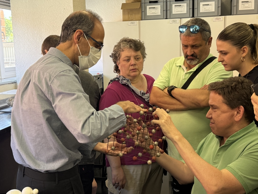 ONCE_oficial's tweet photo. ¡Sintiendo el pasado, el presente y el futuro de la Tierra al tacto!

Conocimiento en la palma de la mano: geología inclusiva en la facultad @geologicasUCM 
15 personas con #sordoceguera aprenden geología y paleontología de la mano de los investigadores y con el apoyo de los #mediadores de la Fundación #ONCESordoceguera 

https://t.co/bchiOVD2Mr 

#CogeMiMano #ManosQueNosHablan #PersonasSordociegas #GeologíaInclusiva