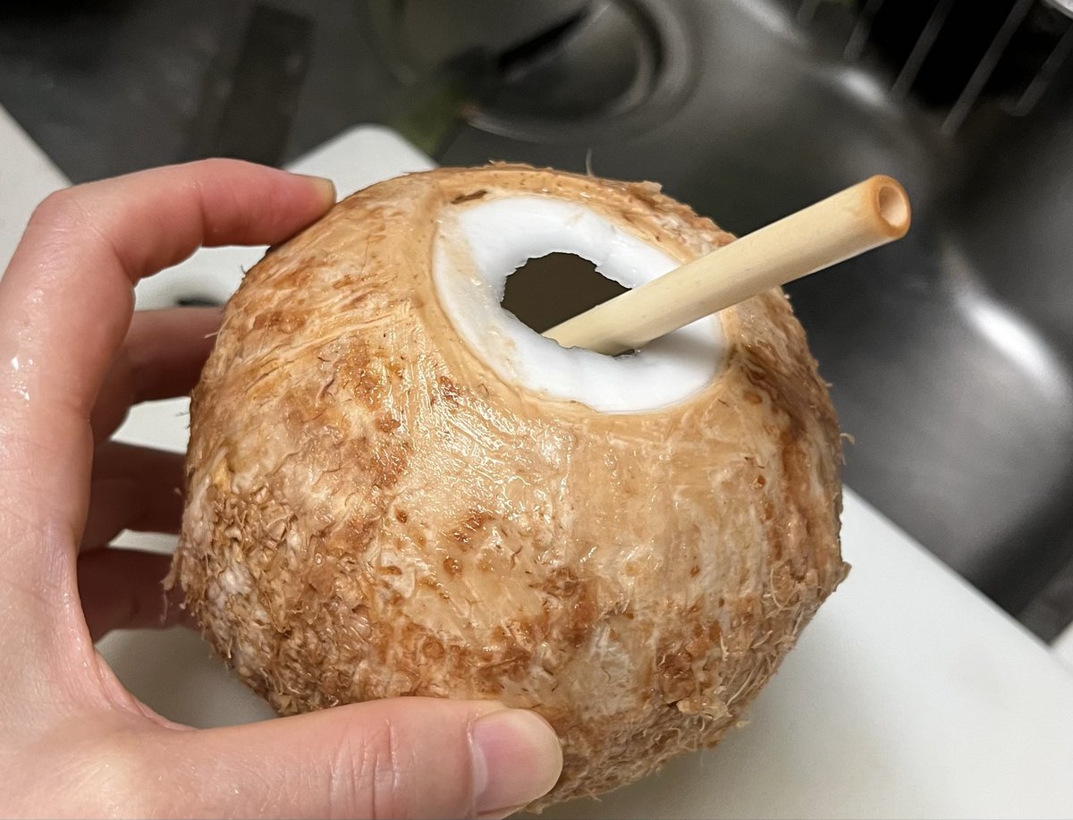 lemonspy3's tweet photo. 母が面白がって買ってきたココナッツ🥥めちゃ硬くて捌くの大変だった💦ノコギリまで出動。ジュースは台湾のファミマ🧃のよりだいぶ美味しかった。果肉は刻んでパンケーキに🥞 https://t.co/1yrDRTsdrt