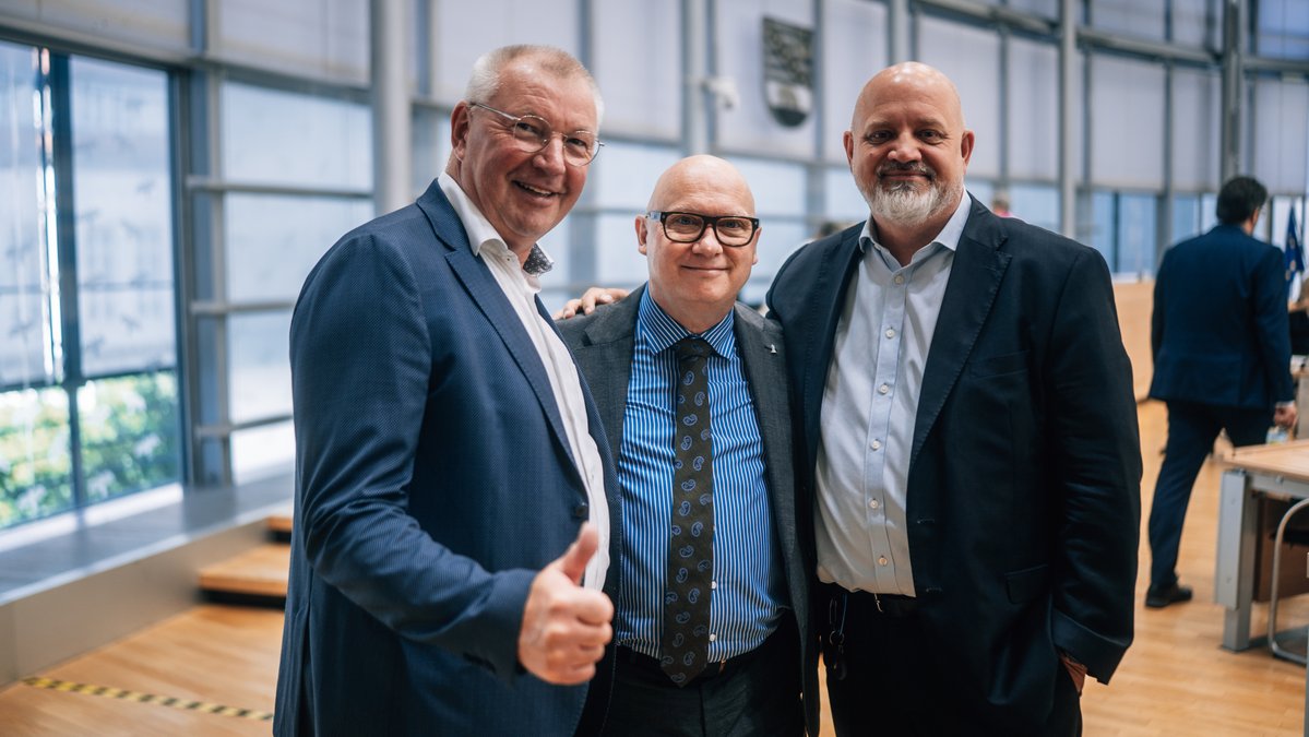 AfDFraktionLSA's tweet photo. Am Freitag der 52. Sitzungsperiode zieht unsere AfD-Fraktion eine unbequeme Schlussfolgerung: Der öffentlich-rechtliche Rundfunk wird sich nicht selbst reformieren.

Zum Abschlussbericht der vom Landtag eingesetzten Enquete-Kommission „Das Vertrauen in den öffentlich-rechtlichen Rundfunk durch Transparenz und Reformwillen stärken“ (E11) legen wir ein eigenes Sondervotum vor und machen darin deutlich, dass die Schlussfolgerungen der Koalitionsfraktionen bei Weitem nicht ausreichen.

In zahlreichen Gesprächen mit Experten, Medienschaffenden und Intendanten ist für uns deutlich geworden: Aus eigener Kraft wird der Rundfunk die nötigen Reformen nicht schaffen und das verlorene Vertrauen der Bürger nicht zurückgewinnen.

Deshalb wollen wir den Rundfunk in einen schlanken Grundfunk überführen, der sich auf das Wesentliche beschränkt, die Neutralität der Berichterstattung sicherstellt und die Zwangsabgabe Rundfunkbeitrag abschafft.

Hier können Sie die Sitzung im Livestream verfolgen: https://t.co/KHdrHVdhTo

#AfD #LTLSA #ÖRR #Rundfunkbeitrag #GEZ