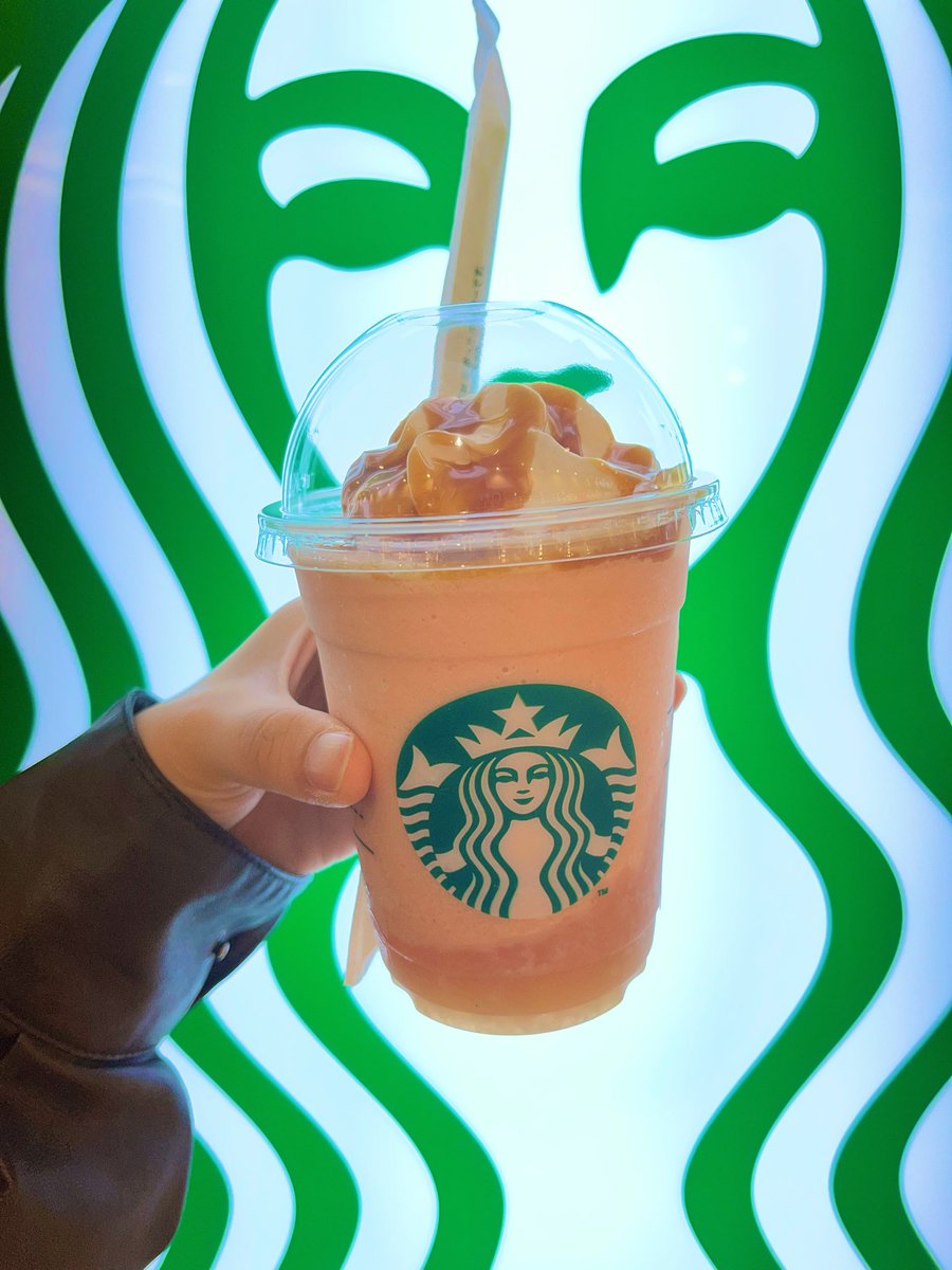 monnjanon's tweet photo. ピーチ&amp;ピーチミルクフラペチーノキャラメルトッピング🍑バナナの時美味しすぎてずっと通ってたらスタバの店員さんと仲良しになったよ✨️
 #スタバ新作 #スタバ #ピーチ&amp;ピーチミルクフラペチーノ https://t.co/4h5ANr3SXH