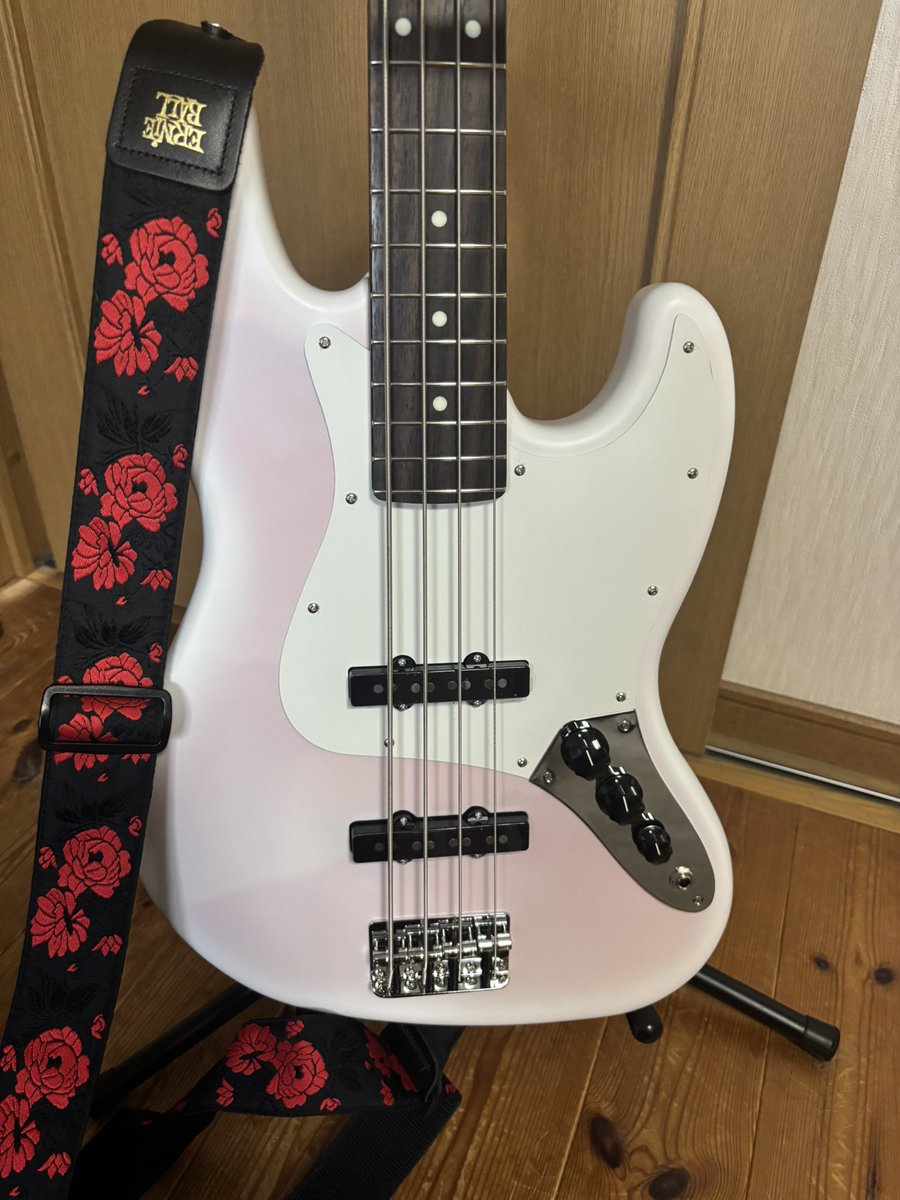 anny_koala's tweet photo. Made in Japan Hybrid II  Misty Satin Pink Mist

予約販売が始まった時点で一目惚れし
今日届きました
@fender_jp 

仕事で家を出る15分前に家に届いたので
とりあえず開封
愛用ストラップを取り付けて
写真だけ

このあと調整して
ゆっくり音出ししてみますーーー

可愛い

 #fender https://t.co/uibylZa25d