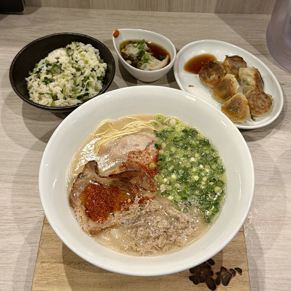 menmusubi's tweet photo. 麺屋我ガ 天神店＠中央区今泉

①もやしらーめん＆焼餃子＆水餃子＆高菜混ぜご飯
②チャーシューめん

高菜混ぜご飯が想像以上に良かったですね👍
細かく刻んであるので、すごく食べやすくて
味も均等に混ざってて、こっちが好きかも❤️

甘めのカエシがコレコレといった感じで
久しぶりに楽しみました https://t.co/68AabG2DBL