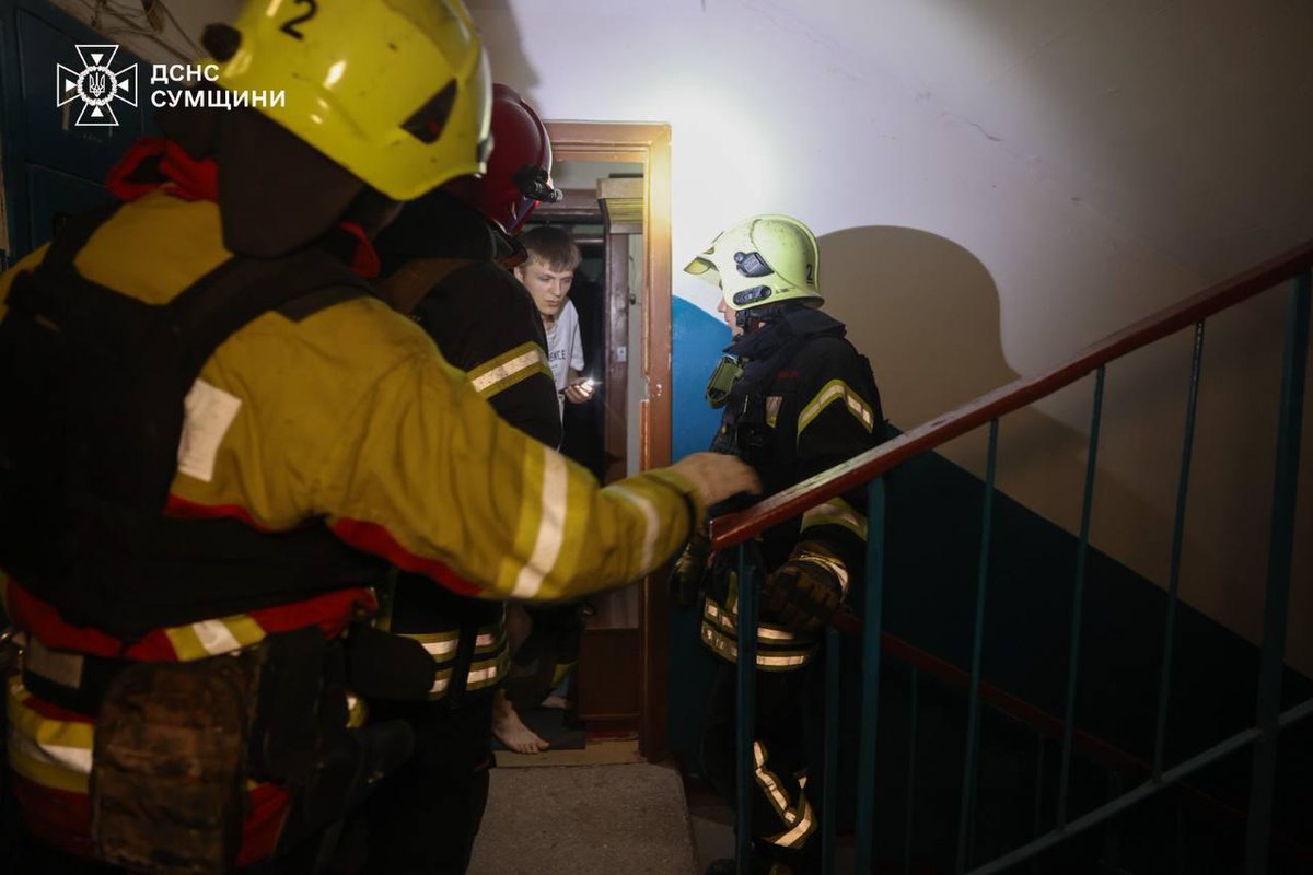 viktorikolibri's tweet photo. In Sumy, the enemy attacked a 9-storey residential block, according to the State Emergency Service.

An attack drone struck the roof of the high-rise building.

State Emergency Service personnel evacuated around 40 residents from the building.

Rescue workers quickly extinguished the fires discovered on the roof.