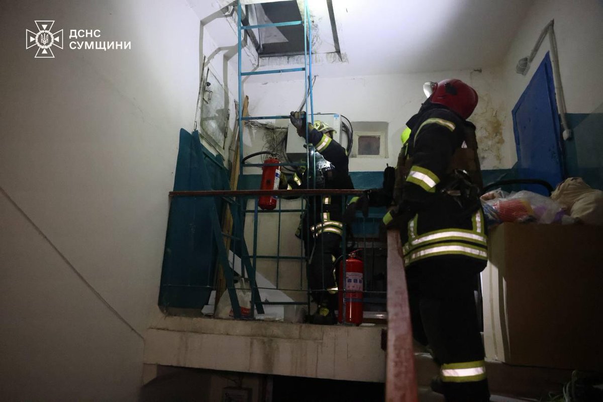 viktorikolibri's tweet photo. In Sumy, the enemy attacked a 9-storey residential block, according to the State Emergency Service.

An attack drone struck the roof of the high-rise building.

State Emergency Service personnel evacuated around 40 residents from the building.

Rescue workers quickly extinguished the fires discovered on the roof.