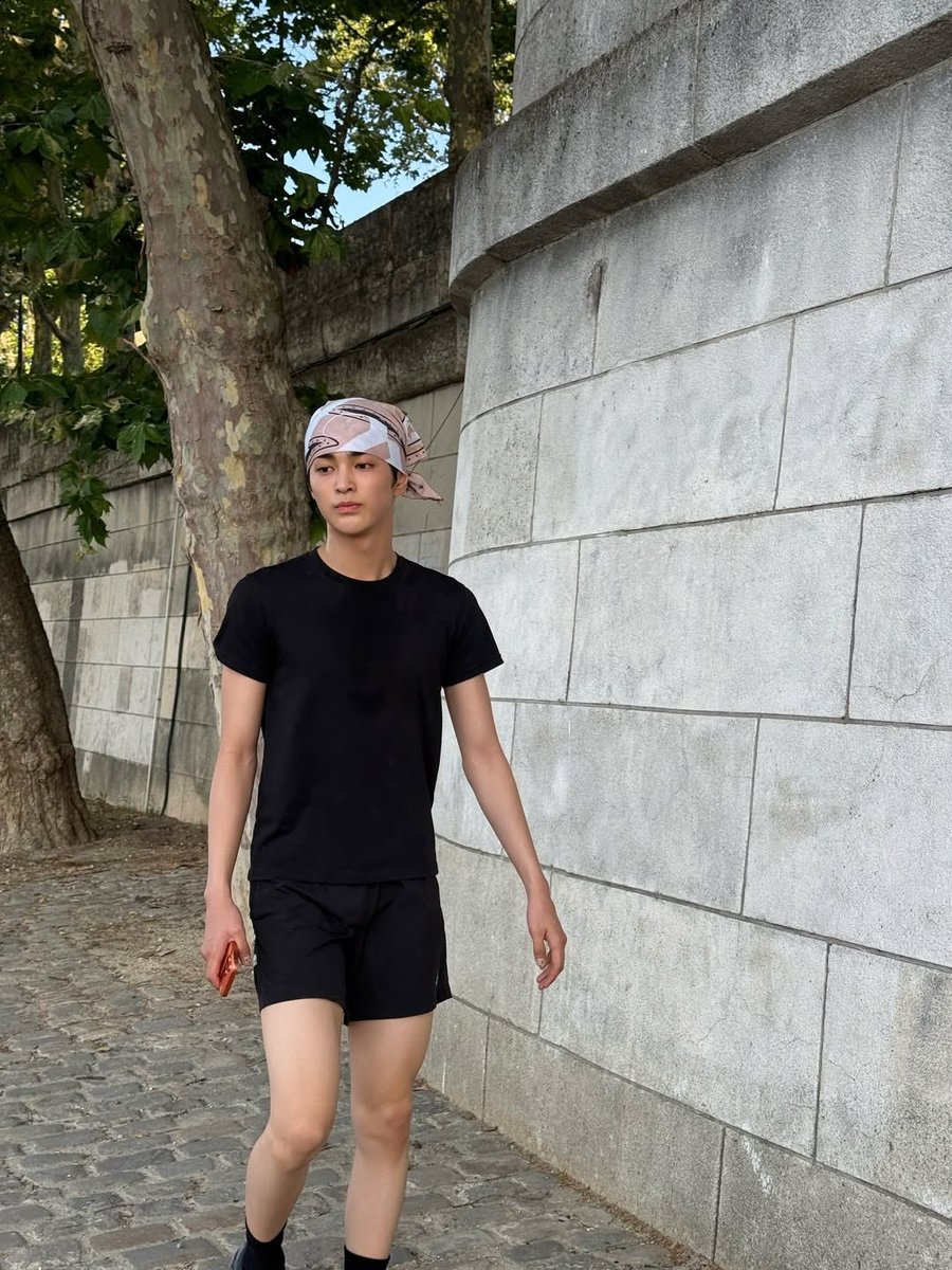 HyeonHoism's tweet photo. DD ?? DD HEYYY GANTENG BGTT OUTFIT LARI NYAA 😭😭😭 FIRST TIME LIAT DD KEONHO RUNNING OUTFIT GINI https://t.co/ielcvNzcrz