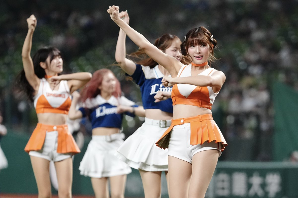 Fullcountc2's tweet photo. 【#西武 - #日本ハム 】

台湾プロ野球・統一ライオンズとのコラボイベント開催

試合前には公式ダンスパフォーマンスチーム「Uni-girls」が「bluelegends」と一緒に盛り上げました✨️

Photo by Takashi Kurosawa

#seibulions https://t.co/q5IqpPAyku
