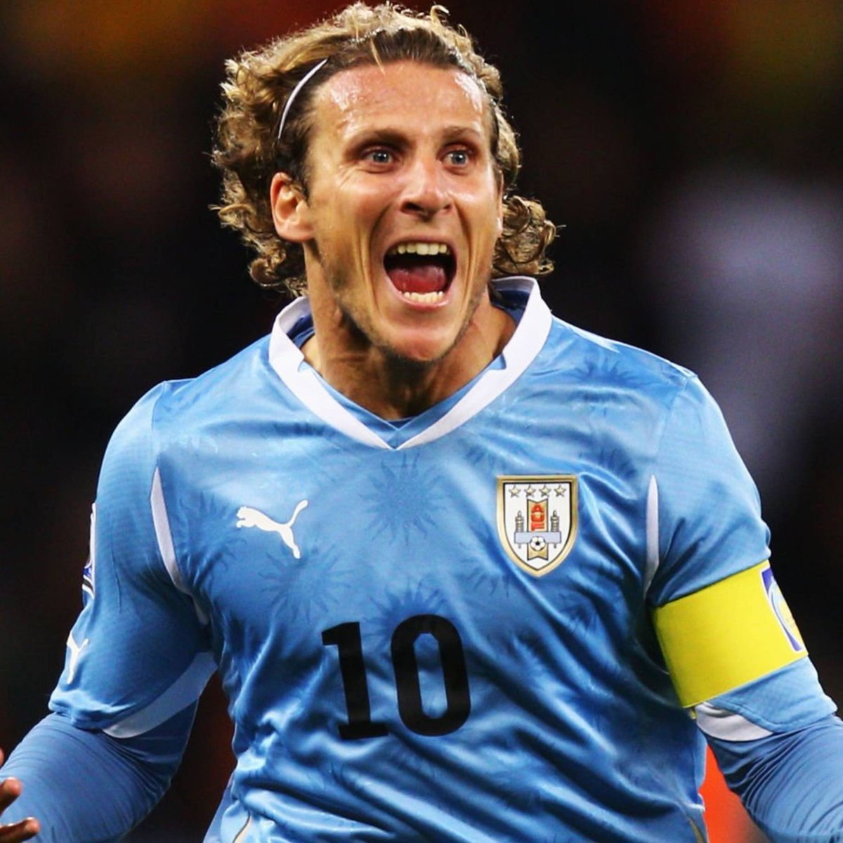 BarcaTimes's tweet photo. 🚨🎙️| Forlan: "For a player like Araújo, who is a GLOBAL FOOTBALL REFERANCE and plays for a club like Barcelona, to openly say he needed to take care of his mental health is incredibly valuable. He simply said what he was feeling, and being able to express that is something truly important. It helps me teach my children, and when I speak to our players, I remind them that although people remember me as the Diego Forlán who scored goals in 2010, I'm also a human being who has made mistakes. When we see Araújo playing for Barcelona, we don't see everything he has gone through or everything he has had to endure to get there." [@mundodeportivo] #fcblive 🇺🇾