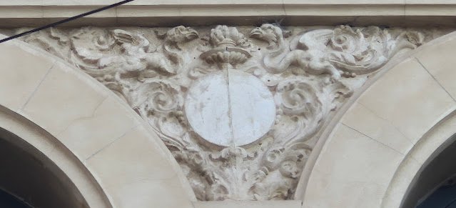 HeraldicaArg's tweet photo. La piedra que nos mira: De la Nación 390 (San Nicolás) https://t.co/o133aLwXn7 https://t.co/qDOrZwTgiT