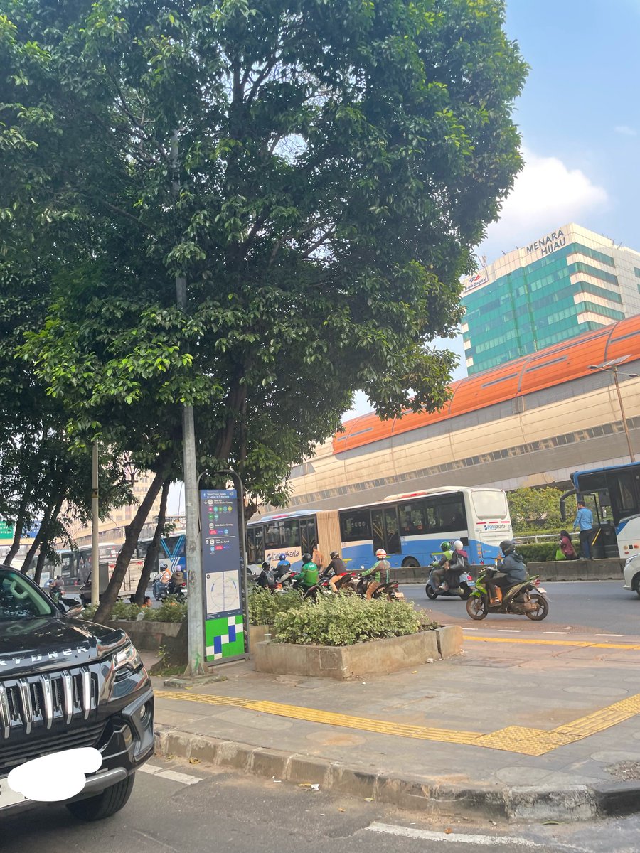bbrinwin's tweet photo. halte cikoko kenapa deh? penumpang turun semua dan busnya ngantre https://t.co/Hp3yOTTfsb