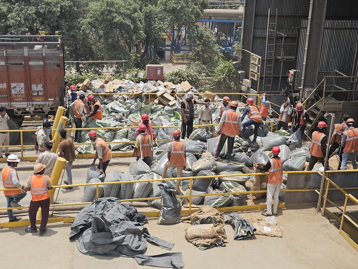 NarcoticsCBN's tweet photo. CBN M.P. unit successfully conducted one of its largest drug disposal operations

Over 40 tonnes of seized narcotic drugs and psychotropic substances from 29 cases were destroyed. This decisive action reinforces our commitment to a #NashaMuktBharat

@FinMinIndia
@ANI
@cbic_india https://t.co/Oy1QgAfNHB