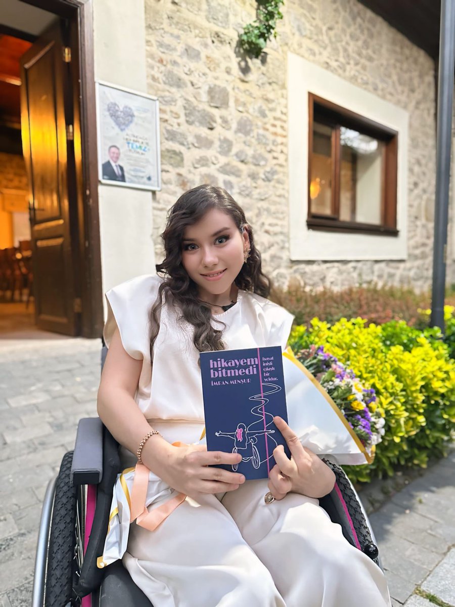 altindagbel's tweet photo. Altındağlı İmran'ın hayali gerçek oldu 👏🏻👏🏻👏🏻

Altındağ Belediyesi Ali Kuşçu Gençlik Merkezi’nin 22 yaşındaki özel gereksinimli üyesi İmran Menşur, kendi hayat hikayesini kaleme aldı. İmran Menşur’un, “Hikayem Bitmedi” adlı ilk kitabının tanıtım toplantısı, Ulucanlar Cezaevi Müzesi’nde gerçekleştirildi. Okurları için kitaplarını imzalayan Menşur, güler yüzü ve azmiyle takdir topladı. Menşur, kendisine verilen desteklerden dolayı Altındağ Belediyesi’ne ve Başkan Veysel Tiryaki’ye teşekkürlerini iletti. 🌸
