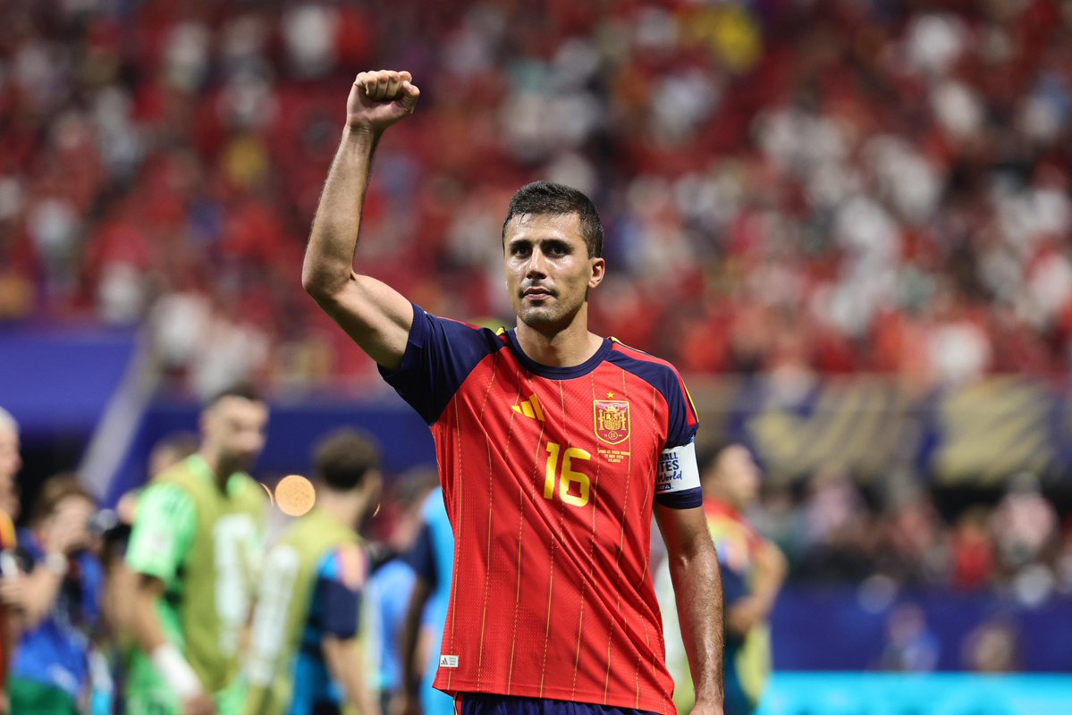 La1_tve's tweet photo. ¡VAMOS ESPAÑA! 💪🇪🇸 ¡Ojalá!

Esta noche, todos con la @sefutbol. Desde las 23:30 h, sigue la previa del partido en La 1 y @rtveplay 

#MundialRTVE https://t.co/1Du6Q4eF9u
