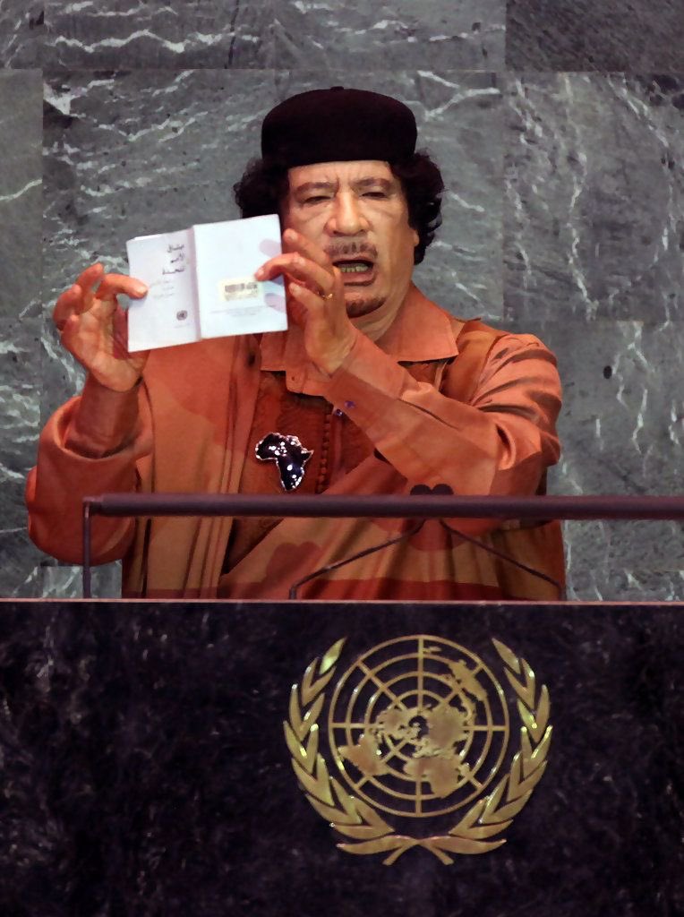 Issa100za's tweet photo. En 2009 à l’ONU, Mouammar Kadhafi prononce un discours qui marque les esprits. Il critique l’ordre mondial dominé par quelques grandes puissances, dénonce les séquelles du colonialisme et réclame une réforme du système international. Pour ses partisans, c’était un discours de souveraineté et de défense des peuples dominés ; pour ses détracteurs, une stratégie politique d’un dirigeant autoritaire. Un discours encore débattu aujourd’hui.