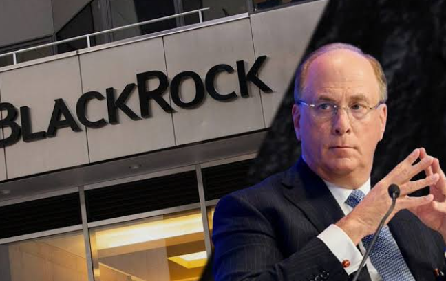 timkinslow's tweet photo. Six straight days of bleeding for bitcoin:native  ETFs.

BlackRock's IBIT shed another $265M on June 25, helping drag total US spot BTC ETF outflows to roughly $692M for the day. 

Since June 17, IBIT alone has lost close to 1B $. https://t.co/U5LDYImAf2