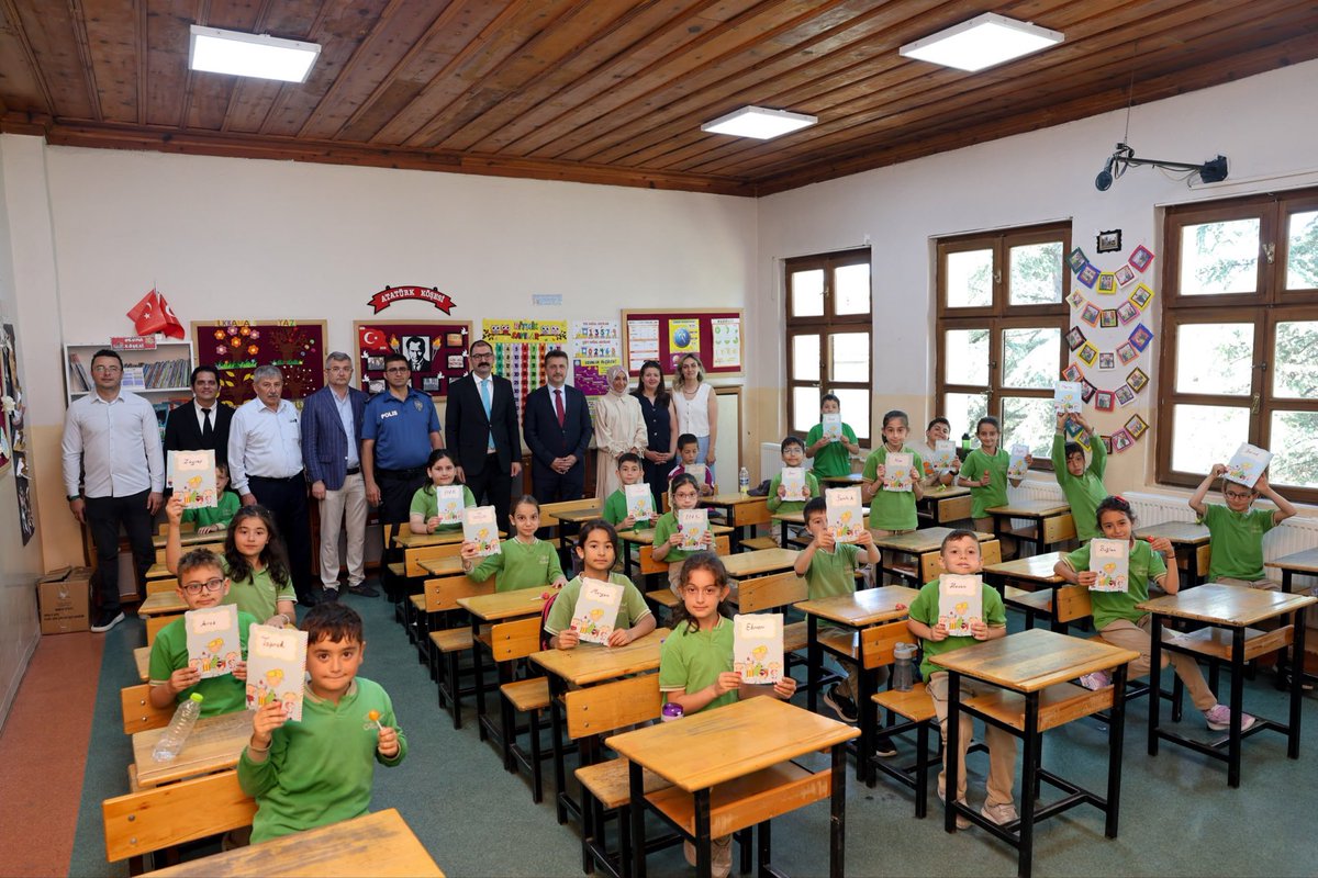TC_Taskopru37's tweet photo. 📍Atatürk İlkokulu 

Kaymakamımız Sayın Abdullah Demirdağ, Belediye Başkan Yardımcısı Mehmet Emre Akman ve protokol üyeleri ile birlikte Atatürk İlkokulu ’nda düzenlenen karne dağıtım programına katılarak öğrencilerimizin karne sevincine ortak oldular. https://t.co/QrMqLilrKi
