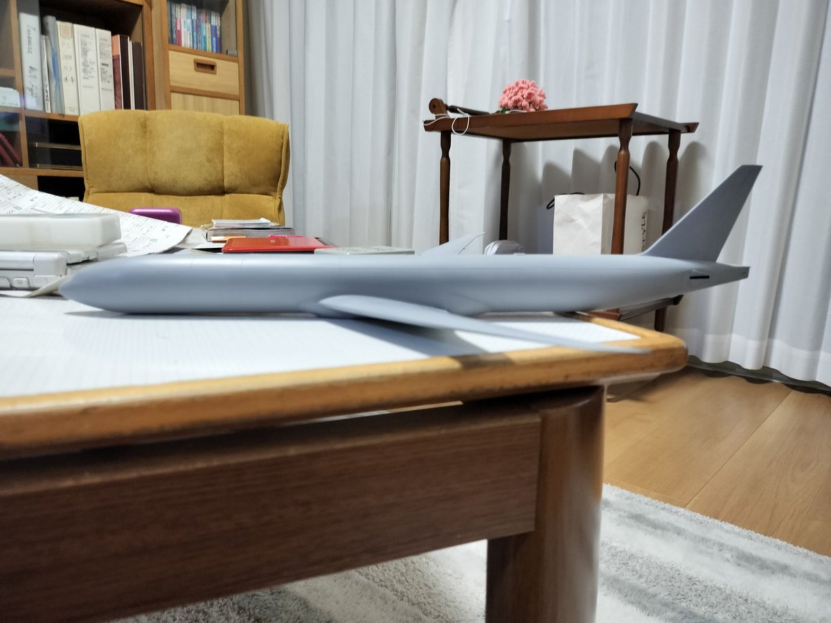 KeitetsuAirline's tweet photo. デモストの進捗
胴体は白サフ無���で、アンテナ2カ所を付けてそのままコンパウンド掛け。エンジンは相変わらず段差が大きいので、大ざっぱに削ってエンジンリップを銀で再塗装。前脚はプラ板や伸ばしランナーでアップデート。
フラップフェアリングをそろそろ手を付け始めたいところ
#旅客機プラモ https://t.co/1B9iOk73NZ