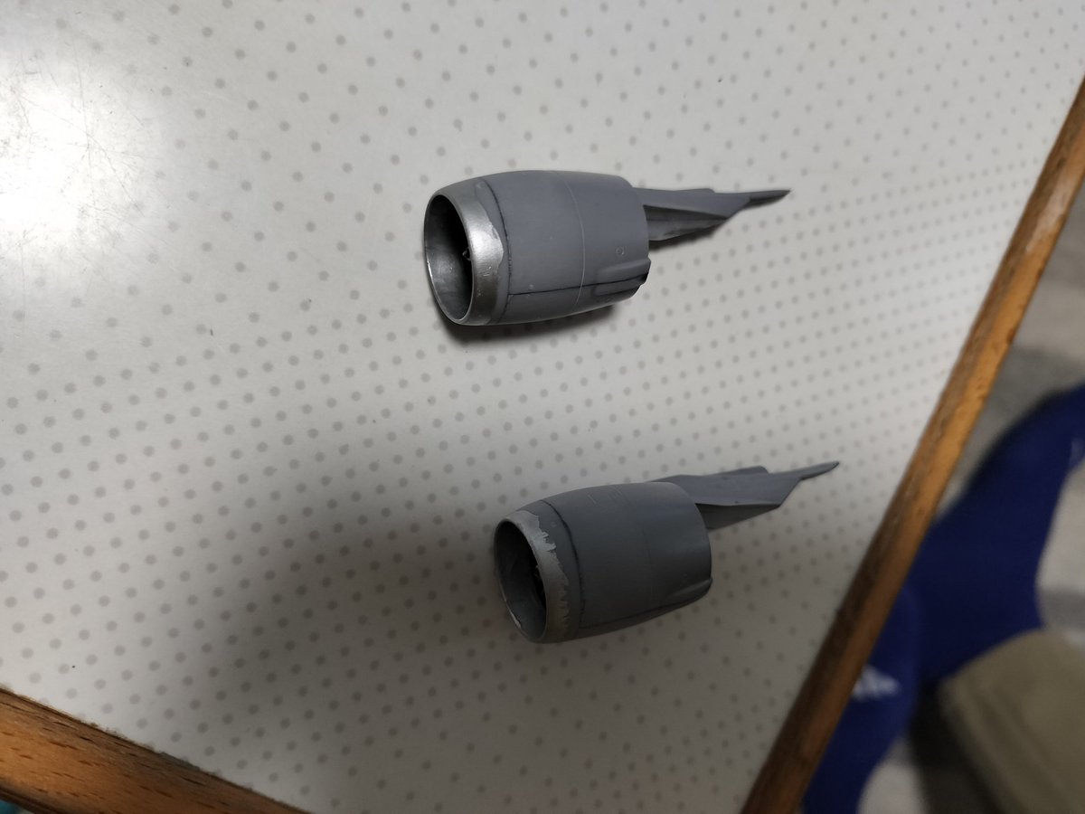 KeitetsuAirline's tweet photo. デモストの進捗
胴体は白サフ無���で、アンテナ2カ所を付けてそのままコンパウンド掛け。エンジンは相変わらず段差が大きいので、大ざっぱに削ってエンジンリップを銀で再塗装。前脚はプラ板や伸ばしランナーでアップデート。
フラップフェアリングをそろそろ手を付け始めたいところ
#旅客機プラモ https://t.co/1B9iOk73NZ