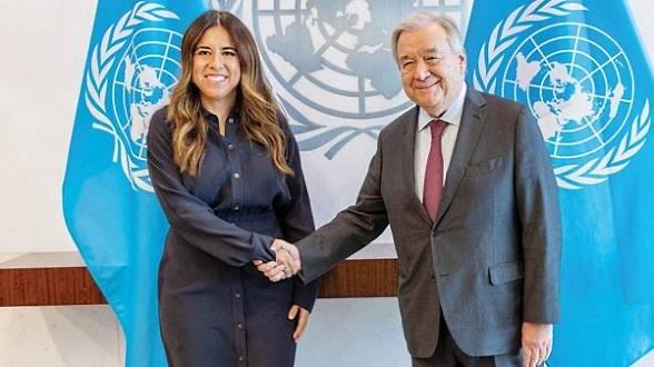 MunaBusamra's tweet photo. عندما تجلس معالي لانا نسيبة وزيرة الدولة على طاولة الاجتماع الوزاري الخليجي الأمريكي، تجلس معها سنوات من أثقل الملفات الدولية وأدقّها.
أول #إماراتية تحمل لقب المندوب الدائم لدى الأمم المتحدة. رئيسة المجلس التنفيذي لهيئة الأمم المتحدة للمرأة. نائب رئيس الجمعية العامة للأمم المتحدة. 
وزيرة دولة بمسيرة دبلوماسية تجاوزت العقد، صُنعت في أشد المحافل العالمية صعوبةً.
هذا الحضور ليس مصادفةً، ولا منحةً، هو نتيجة طبيعية لدولة تؤمن بأن الكفاءة هي المعيار الوحيد.
#الإمارات لا تُرسل ممثليها إلى العالم للتزيين،  تُرسل من يبني مواقفها، ويُحرّك ملفاتها، ويتركُ أثراً.
ولانا نسيبة تفعل ذلك بالضبط، منذ سنوات، وعلى أعلى المستويات.
هكذا تمثّل الإمارات، بالوزن، لا بالكلام.

#هنا_الإمارات 🇦🇪
