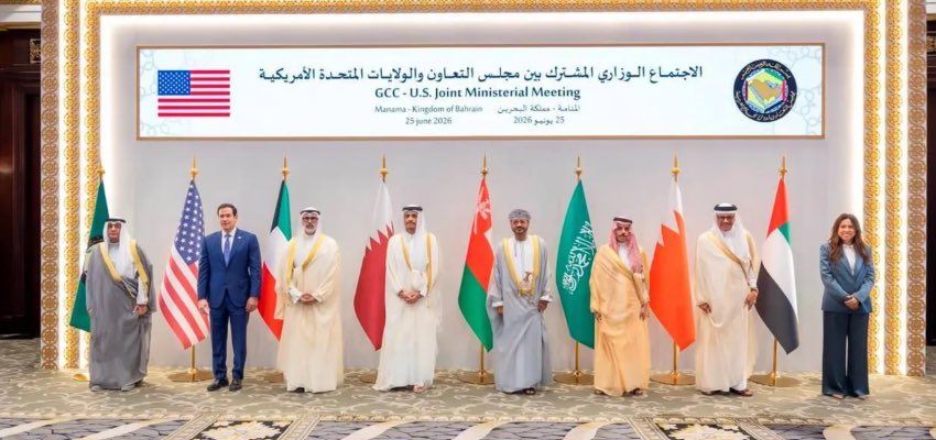 MunaBusamra's tweet photo. عندما تجلس معالي لانا نسيبة وزيرة الدولة على طاولة الاجتماع الوزاري الخليجي الأمريكي، تجلس معها سنوات من أثقل الملفات الدولية وأدقّها.
أول #إماراتية تحمل لقب المندوب الدائم لدى الأمم المتحدة. رئيسة المجلس التنفيذي لهيئة الأمم المتحدة للمرأة. نائب رئيس الجمعية العامة للأمم المتحدة. 
وزيرة دولة بمسيرة دبلوماسية تجاوزت العقد، صُنعت في أشد المحافل العالمية صعوبةً.
هذا الحضور ليس مصادفةً، ولا منحةً، هو نتيجة طبيعية لدولة تؤمن بأن الكفاءة هي المعيار الوحيد.
#الإمارات لا تُرسل ممثليها إلى العالم للتزيين،  تُرسل من يبني مواقفها، ويُحرّك ملفاتها، ويتركُ أثراً.
ولانا نسيبة تفعل ذلك بالضبط، منذ سنوات، وعلى أعلى المستويات.
هكذا تمثّل الإمارات، بالوزن، لا بالكلام.

#هنا_الإمارات 🇦🇪