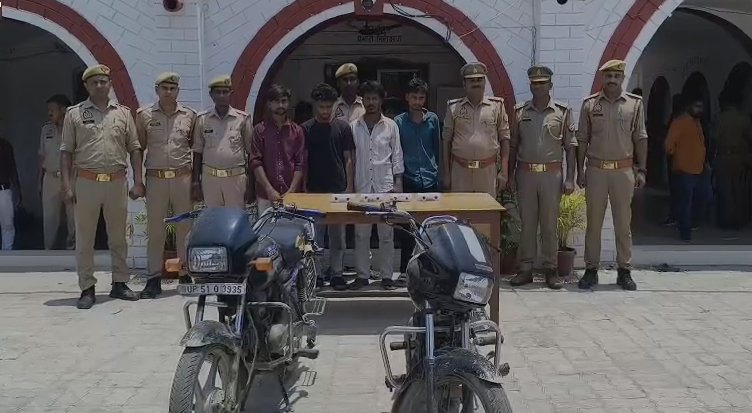 bstvlive's tweet photo. बस्ती : लूट की घटना पुलिस ने खुलासा किया

➡चार शातिर लुटेरे चढ़े पुलिस के हत्थे
➡2 मोटरसाइकिल और नगदी बरामद
➡सुभाष,आदर्श, नफीस, दिलशाद अरेस्ट
➡क्षेत्राधिकारी सदर ने दी जानकारी

#Basti #RobberyCase #PoliceDisclosure @bastipolice @Uppolice https://t.co/lqUUWw1C10
