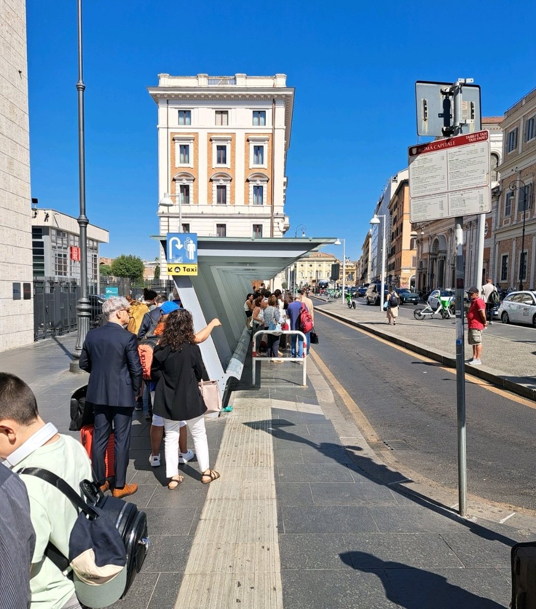 AndreaGiuricin's tweet photo. In tutta Italia la situazione è questa.
Lunghe code di cittadini e turisti sotto 35/40 gradi ad aspettare un #taxi.
La riforma non può più aspettare e la politica deve fare l'interesse di milioni di cittadini e non quello di una piccola lobby. https://t.co/M41nrorcns