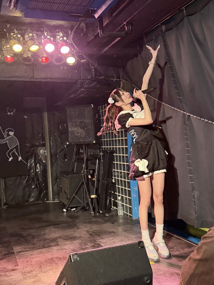 ca_unagi's tweet photo. あーん、カーテン手届かへん https://t.co/MFhjqOEvO4