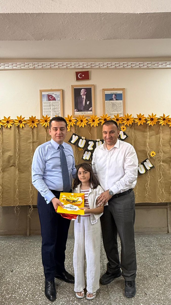 YazIlce's tweet photo. 2) Sınıfları ziyaret eden Kaymakamımız ve İlçe Milli Eğitim Müdürümüz, öğrencilerle biraraya gelerek karnelerini takdim etti ve gösterdikleri emek ile başarılarından dolayı kendilerini tebrik etti. + https://t.co/xLdv4Eix9r