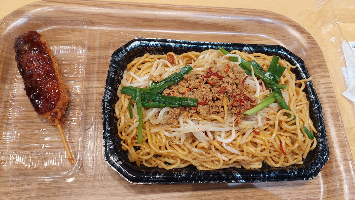 ASNOVA_jisui's tweet photo. 6/28 会議と #MOKKEI に参加の為、台風と共に本社へ🚄🌀
お昼に麻辣湯のお店に行ったら、女子高生があふれていて入れず😭お口が辛くなっていたので台湾焼きそばを食べました👍
MOKKEIのメンバーはなんと元事業推進部かしまし娘＆弥富センターボーイ🤣
帰りの名古屋駅で名物ゆかりの自動販売機発見✨ https://t.co/o7t6okKrmb