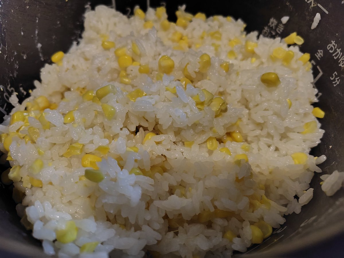 tingyok's tweet photo. 豆腐ハンバーグ、ロールキャベツのコンソメ煮（煮ただけ）、ピーマンと竹輪のおかか炒め（作りおき）、きゅうりとかにカマの酢の物、わかめとじゃがいもの味噌汁、🌽の炊き込みご飯、みかん缶。 https://t.co/azJAzMcJ0Z
