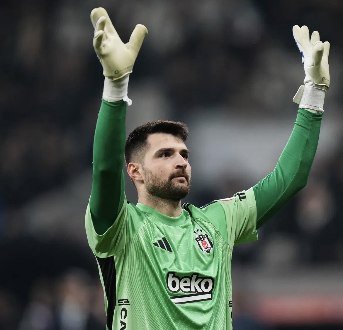 agacliyol_'s tweet photo. Ersin Destanoğlu: “Beşiktaş taraftarları bana haketmediğim şeyleri yaptı, burada inanılmaz stres ve baskı var. Çok üstüme geliyorlar, haketmediğim şeyleri yaşıyorum.”  

Ersin Destanoğlu, Hull City ile prensip anlaşmasına vardı. Ersin, Hull City’de 2. kaleci olacak. 

(Atakan Kurt/Orta Çizgi)