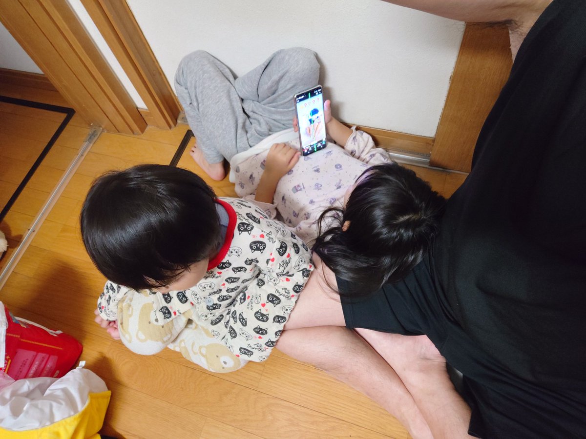 naito7171's tweet photo. 11時に仕事から帰ってまだ起きてる子供達。
お風呂入ったくせにまた入ってくる🤣
からの脱衣場でタブレット、スマホ観ながらくつろいでる。
早う寝ろwww（可愛いねぇ♥）←親バカ🤣
今日の疲れは吹っ飛んだ！
お疲れ様でした。 https://t.co/5QyEBHJHHp