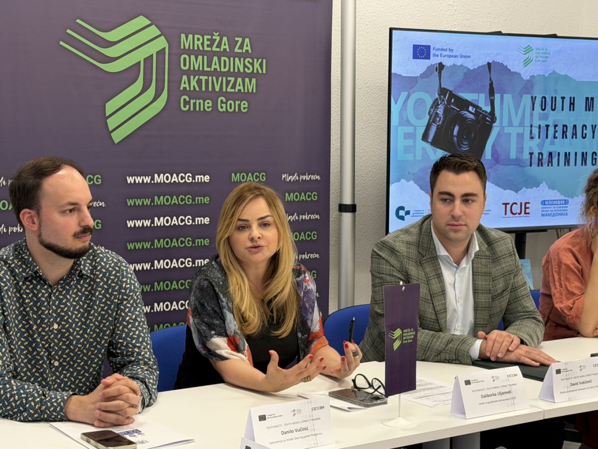 CGOCCE's tweet photo. 🗣️"Ulaganje u medijsku pismenost jedno je od najvažnijih ulaganja u demokratsko društvo danas, jer živimo u vremenu viška informacija i manjka provjerenih činjenica. U takvom okruženju, kritičko mišljenje postalo je jednako važno kao i sama pismenost", kazala je Daliborka Uljarević, otvarajući obuku za mlade o medijskoj pismenosti koja je organizovana u okviru projekta @moacg_ i @Cedem2024, i u saradnji sa Kancelarijom za mlade Glavnog grada Podgorica, a koji je podržan kroz program #MediaLit koji sprovodi #CGO sa partnerima iz regiona, i uz podršku #EU i #MIRN.

📌Uljarević je istakla važnost provjere izvora, razumijevanje konteksta i prepoznavanje manipulacija, kao i uloge mladih. "Vi nijeste samo publika u digitalnom prostoru, vi ste i njegovi kreatori. Zato i svaki vaš sadržaj može doprinijeti širenju dezinformacija ili jačanju kulture činjenica i odgovornosti", poručila je ona.