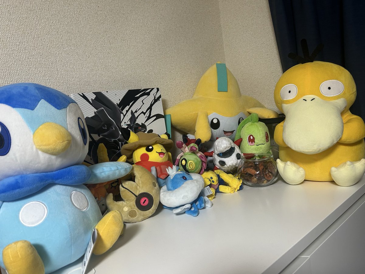 Umipokeca448's tweet photo. 最近のUFOキャッチャー運が強くて洋服箪笥の上に収まらなくなってきた https://t.co/t96uNKnjaG
