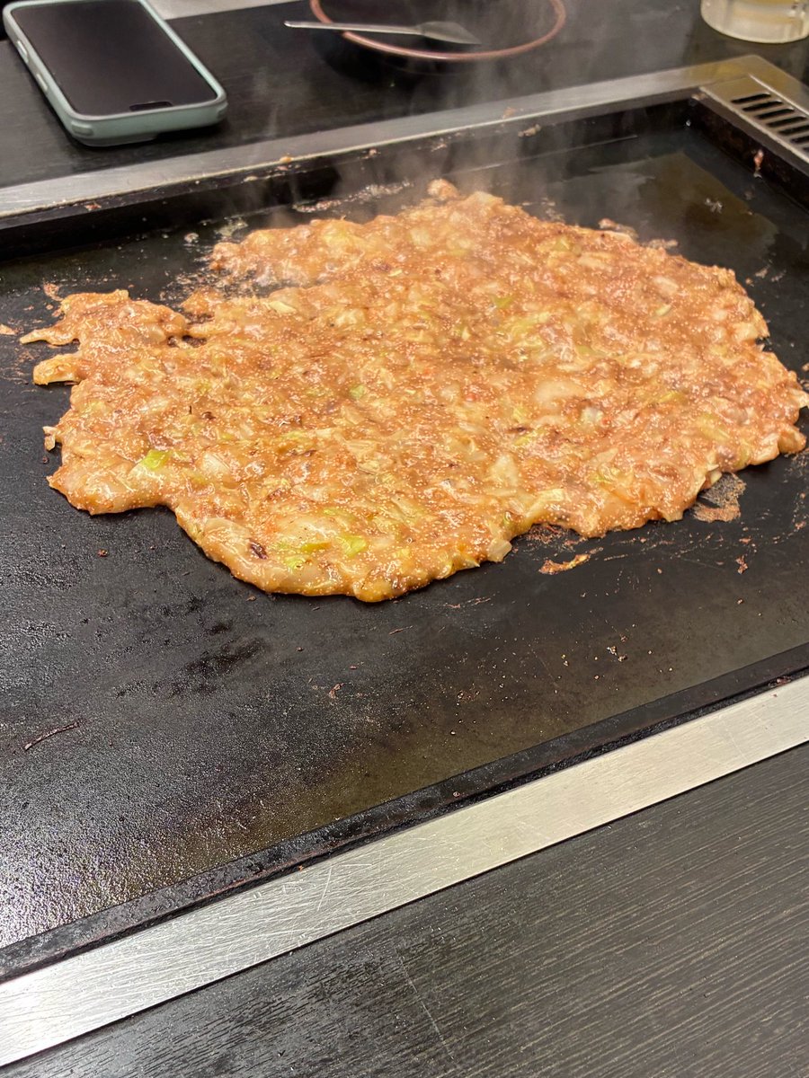 hro0_8's tweet photo. 窓飲みオフ！
mp(もんじゃ焼きパワー)4000のわかまきさんによる絶品✨️
3枚目は画像をとってくれたアイスさんも一緒です😎😎 https://t.co/5kfBcrxFM9