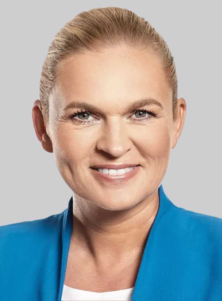 czaplinski_s's tweet photo. Przedstawiciele Ordo Iuris oraz Centrum Życia i Rodziny złożyli dziś w Ministerstwie Edukacji Narodowej ponad 200 tys. podpisów zebranych pod czterema petycjami dotyczącymi polskiej szkoły. Złożenie podpisów zbiega się z zakończeniem roku szkolnego – symbolicznym podsumowaniem dotychczasowej polityki minister Barbary Nowackiej.

Podpisy to wyraz sprzeciwu setek tysięcy Polaków wobec kierunku zmian wprowadzanych w oświacie. Składają się na nie cztery odrębne inicjatywy, w tym m. in. petycja apelująca o pozostawienie w szkołach przedmiotu „wychowanie do życia w rodzinie”, rezygnację z obowiązkowej „edukacji zdrowotnej” obejmującej permisywną edukację seksualną oraz o poszanowanie konstytucyjnej zasady pierwszeństwa wychowawczego rodziców.

Powiem Państwu szczerze... Naprawdę dziwię się, że żyjąc w państwie demokratycznym (mimo wszystko wierzę, że w nim żyjemy), jako społeczeństwo daliśmy sobie wejść na głowę przypadkowym ludziom, którzy dorwali się do politycznych stołków i siłą próbują "urozmaicać" nam życie po swojemu.

Sam jestem ZDECYDOWANYM PRZECIWNIKIEM przedmiotu edukacja seksualna, nawet pod przykrywką edukacji zdrowotnej. Ten przedmiot POWINIEN BYĆ NIEOBOWIĄZKOWY i kompletnie nie rozumiem tego, jakim cudem jako społeczeństwo zgodziliśmy się na to, aby wprowadzono go od najbliższego roku szkolnego do szkół (edukacja seksualna ma być odrębnym przedmiotem nieobowiązkowym, ale naprawdę nie trzeba być zbyt ogarniętym, aby nie wiedzieć, że podobnie jak edukacja zdrowotna za chwilę i ten przedmiot stanie się obowiązkowy - tak wygląda stopniowe pozwalanie sobie na coraz to więcej).

Barbara Nowacka NIGDY nie powinna być ministrem edukacji! Ta kobieta kompletnie nie nadaje się na to stanowisko! A kolejnymi swoimi pomysłami tylko utwierdza mnie w moim przeświadczeniu. 

Walczmy o nasze dzieci, bo nasze dzieci to... nasza przyszłość!