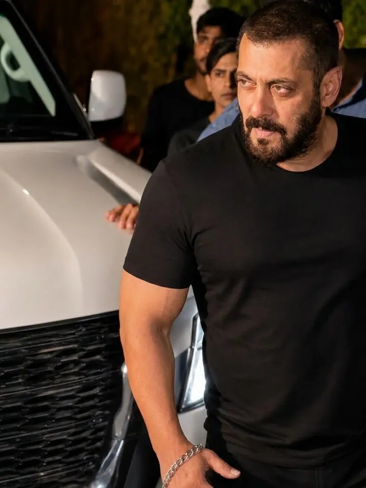 sk__glint's tweet photo. Just look at Salman, that rowdy mass aura is unmatched. 😍🔥
Next Eid is going to be pure madness! 🔥

#SalmanKhan #SVC63 https://t.co/l4KBEfZbzG
