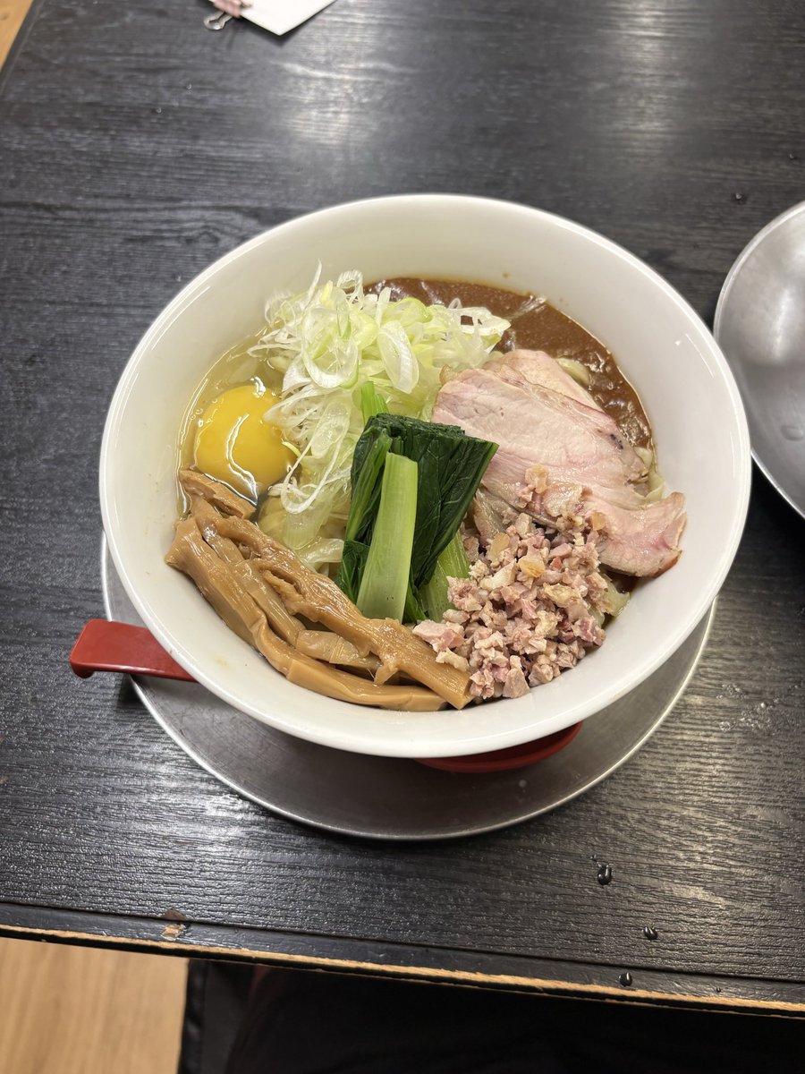 spada107's tweet photo. 栃木中華そば神志にて、じゃがポタカレーまぜそばと淡麗生姜らーめん(醤油)いただきました。ジャガイモのサラサラが溶け込んでるマイルドなカレーめちゃ美味しい。擦ったばかりの生姜が効いた醤油がめちゃ美味しい。晋さんご馳走様でした。今期206.207杯。 https://t.co/T8D2qbXZbN