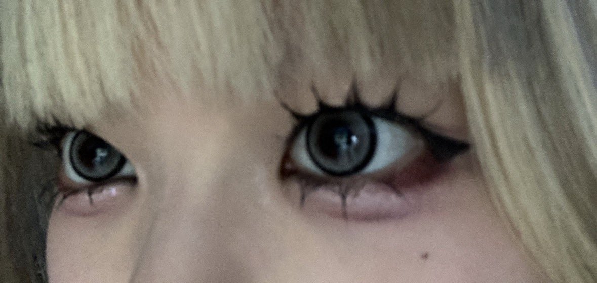 6tL3s's tweet photo. 久々に中学時代してた地雷メイクしたいなー。でも黒コンねぇやーこれでいっか。で付けたらかっこよくなってしまった。みてこのそれツケマ？って無限に聞かれてた屈強まつ毛。懐かしすぎる。いっつもまつ毛に1番時間かけてた。 https://t.co/p2fMFNT6bw