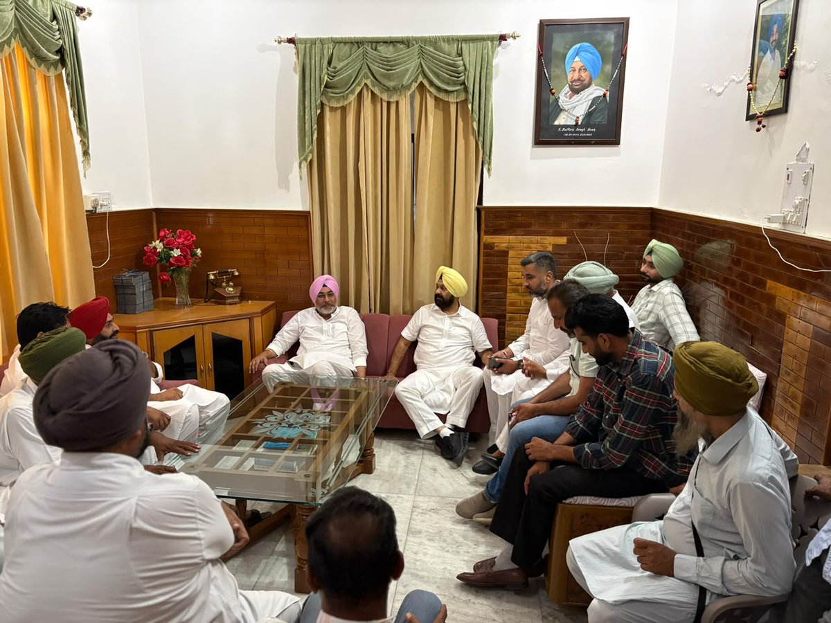 HardeepDimpy's tweet photo. ਪਿੰਡ ਹੁਸਨਰ ਵਿਖੇ ਪਿੰਡ ਹੁਸਨਰ ਅਤੇ ਪਿੰਡ ਦੋਲਾ ਦੇ ਭਰਾਵਾਂ ਨਾਲ ਗੱਲਬਾਤ ਕੀਤੀ।
#MLA #DimpyDhillon #SunnyDhillon #Gidderbaha 
#ਮੇਰਾ_ਹਲਕਾ_ਮੇਰਾ_ਪਰਿਵਾਰ 
#ਵਾਅਦਾ_ਕੀਤਾ_ਸੀ_ਪੂਰਾ_ਕਰਾਂਗੇ 
#ਤੁਹਾਡਾ_ਆਪਣਾ_ਡਿੰਪੀ_ਢਿੱਲੋਂ https://t.co/omHAUHylQF