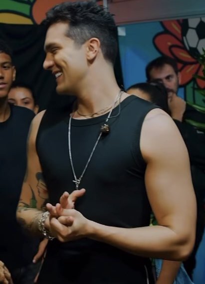 luanspoet's tweet photo. como pode esse homem ser tão lindo, sério parece IA https://t.co/x3FLuEWQn6