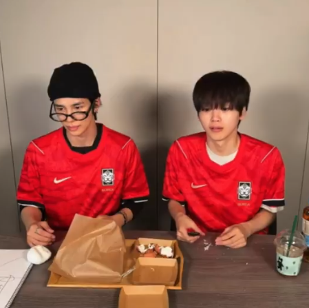 pannchoa's tweet photo. CRAVITY's Hyeongjun nervously checking on soccer fanatic Serim's reaction after Korea's loss goes viral 
https://t.co/EKBUPnSuIq https://t.co/VsO1WK79Ud