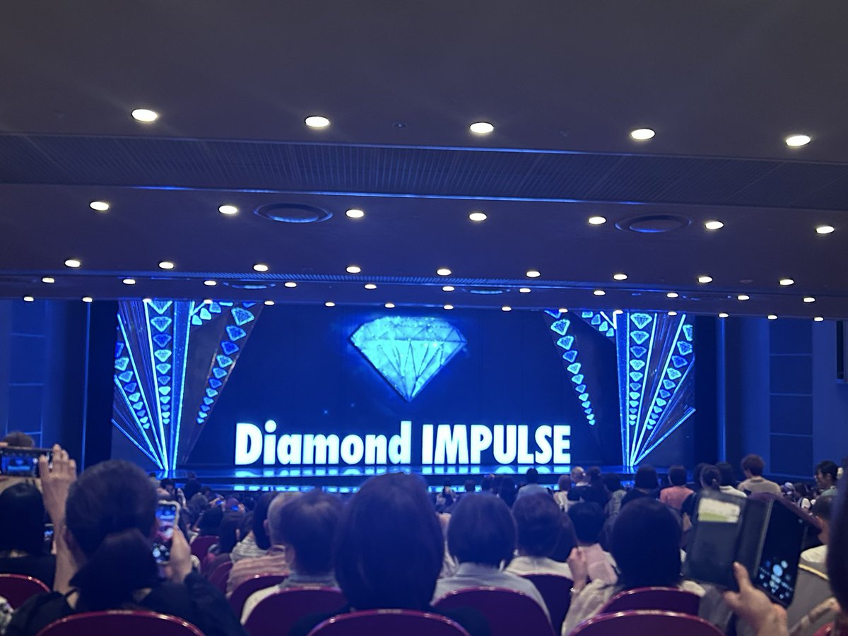 chimera_win's tweet photo. 宝塚宙組「黒蜥蜴」「Diamond IMPULSE 」

初舞台生の口上＆ロケット✨
何年ぶりだろう…
親の気持ちで見てしまうわ
いろいろあったけど困難を乗り越えてきた宙組さん、強くなって益々がんばってほしい💪 https://t.co/DconUooabK