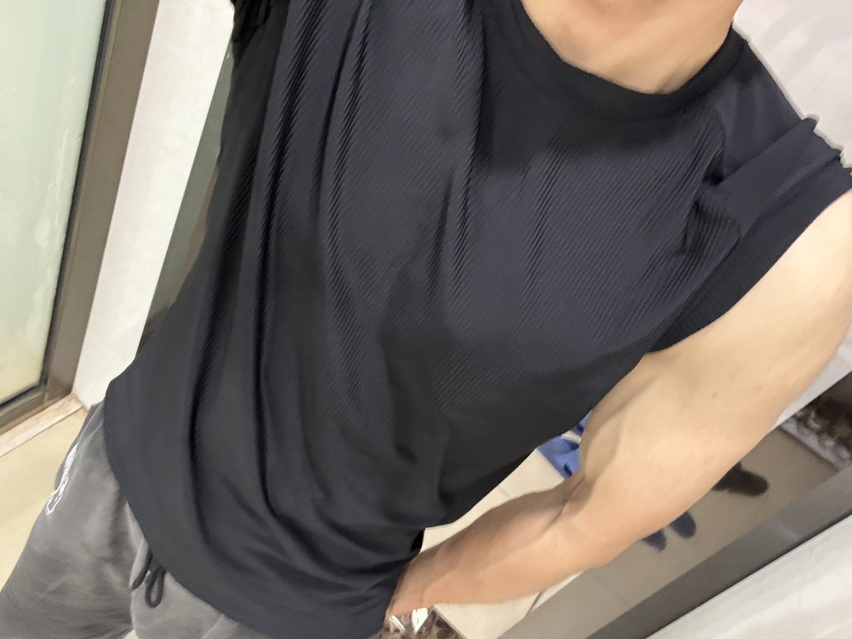 Tom40702889's tweet photo. 打卡 #健身 #手臂 #男妈妈 #胸肌 https://t.co/9VUVI2pblG