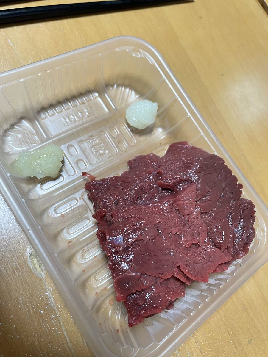 mikaniku's tweet photo. 台風と地震一緒に来るのはダメよ〜

と言いながらも家の人が板妻で仕入れたブツ（馬刺し）を食べる https://t.co/UOdSZqCb0E