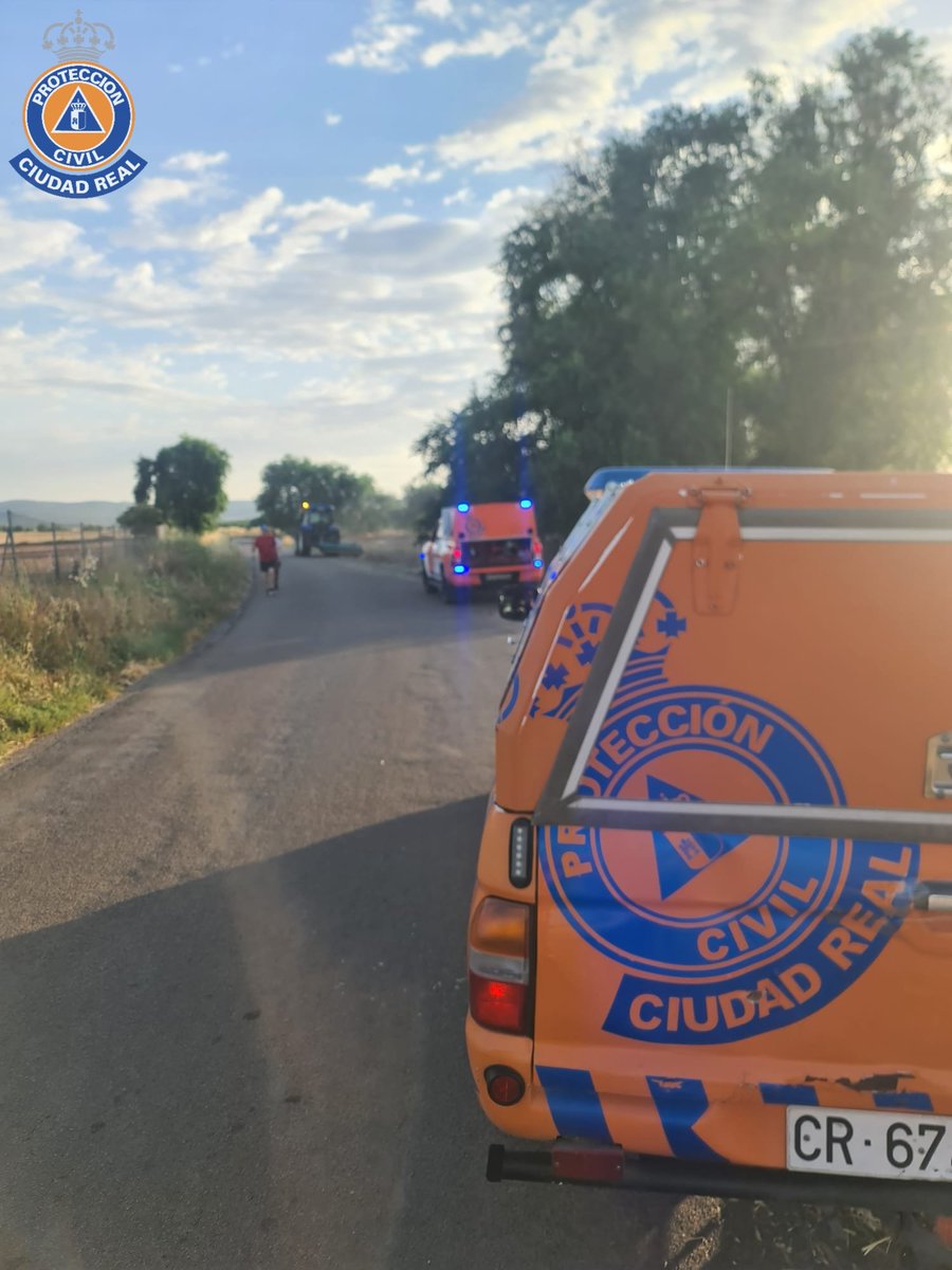 PCivil_CReal's tweet photo. Ayer por la mañana, el GEIS ha participado en el dispositivo preventivo junto a Parques y Jardines del @AytoCiudadReal durante las labores de desbroce en el camino entre Las Casas y las Playas del Vicario. 🚜🛡️
​Trabajo coordinado para prevenir riesgos en nuestro entorno natural. https://t.co/0oH4NYNLYH