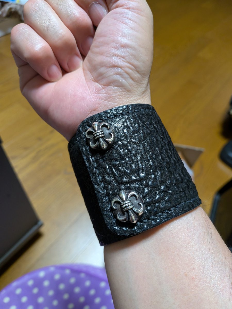 dir4711's tweet photo. リストバンド作ってみた。材料はノリで買って放置しとった革と、だいぶ前に財布に付けたけど結局外して放置しとったシルバーコンチョ。やから実質タダやねん👍夏は手首周りがさみしくなるからアクセ付けたくなるけど、これ付けたら手首めっちゃ暑いでwww https://t.co/kcSYsNcZiB