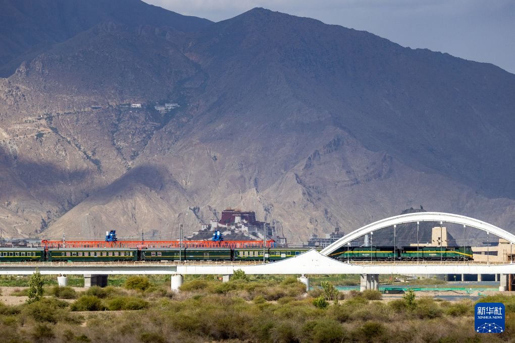 ChinaEmbGermany's tweet photo. Verschmelzung von Geschichte und Moderne: Qinghai-Xizang-#Eisenbahn vor Potala-#Palast in #Lhasa in Chinas #Xizang. https://t.co/FkyU4B4QMR